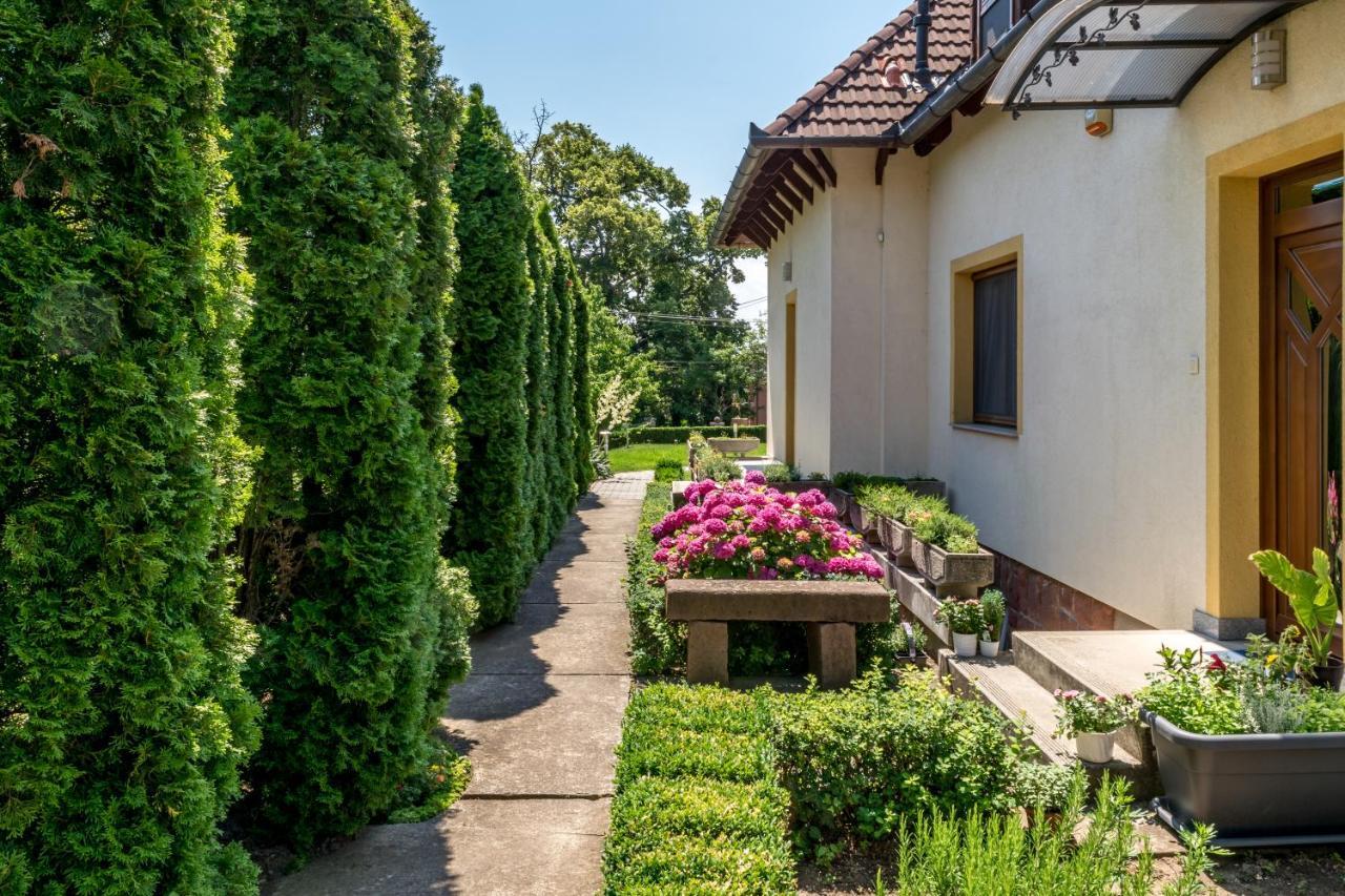 Mikes Vendeghaz Balatonfured Exterior photo