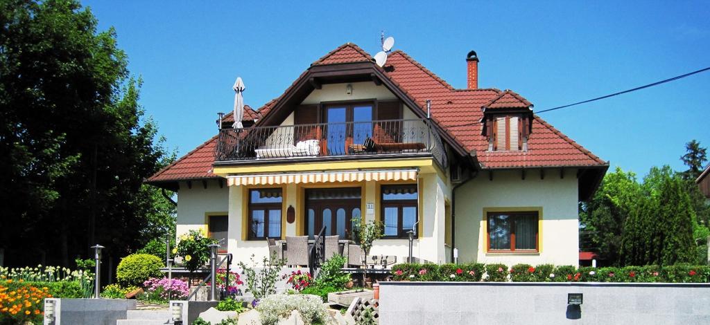 Mikes Vendeghaz Balatonfured Exterior photo